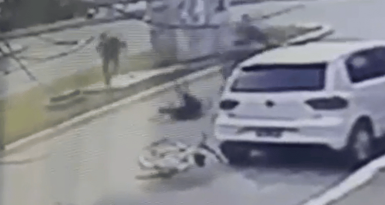 Video: Motochorros la tiran de la bicicleta y le pegan para robarle el celular