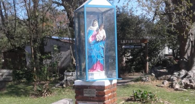 Vuelta de Obligado: Con colaboración de la profesora Mirta Giosa, reacondicionaron la imagen de la virgen del Rosario