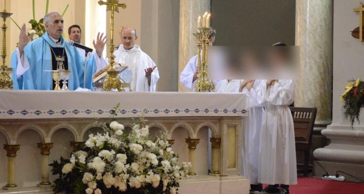 El Obispo respondió en misa por el sacerdote Tulio y fue aplaudido por los fieles