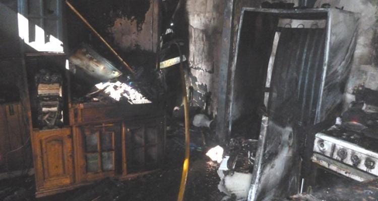 Incendio en Segundo Sombra 1200: Dos menores y dos adultos internados por quedar en situación calle