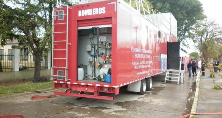 Bomberos se capacitan con un simulador de incendios