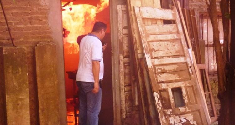 Bomberos de San Nicolás investigará cómo se originó el incendio de Pellegrini al 2700