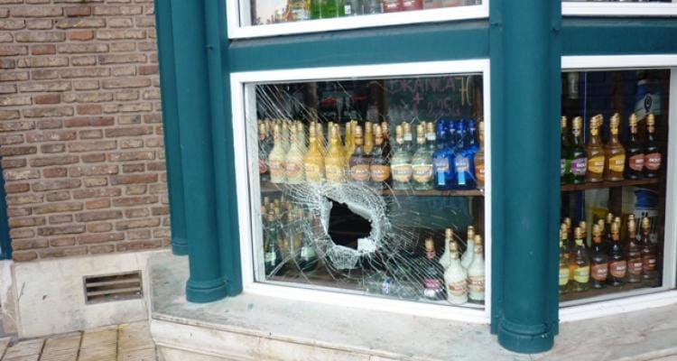 Rompieron un vidrio y robaron bebidas alcohólicas
