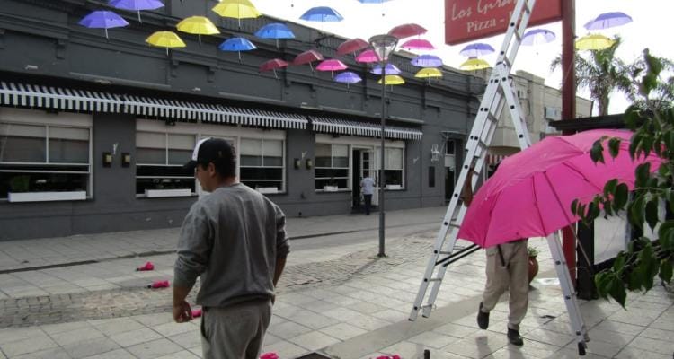 Tras el temporal reparan los paraguas que se volaron con el viento