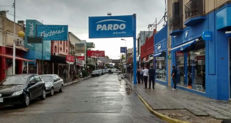 Temporal: Tránsito cortado en Mitre y Güemes para evaluar estado de cartel que da a la calle