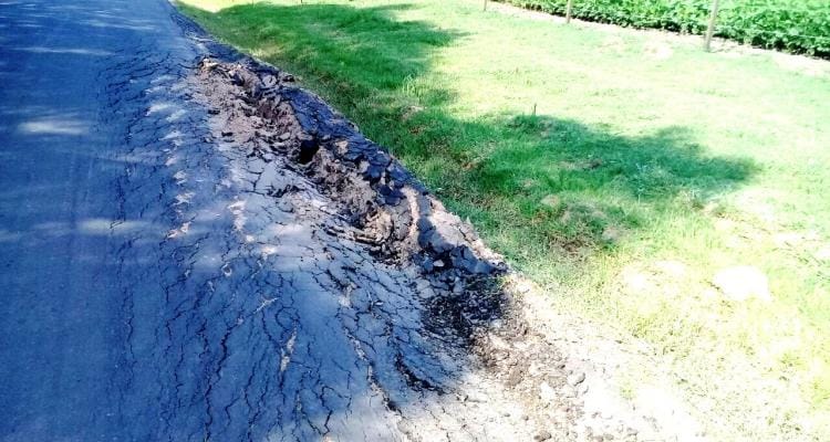 Reportan grave deterioro en el nuevo pavimento de Rómulo Naón antes de ruta 1001