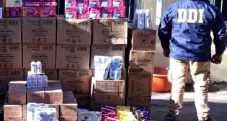 Caso Piratas del Asfalto: Allanaron supermercado chino en Santa Lucía y secuestraron productos de la misma marca robada