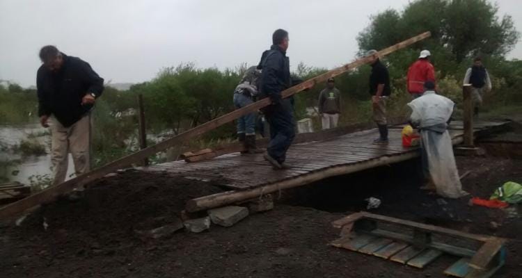 Vuelta de Obligado: Vecinos improvisaron puente para cruzar con sus vehículos