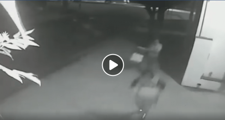 [Video] Cámara de seguridad registró cómo dos ladrones se llevaron una garrafa corriendo