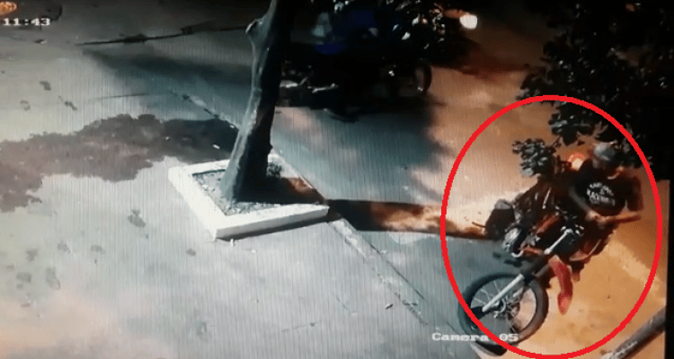 [Video] Cámara de seguridad registró cómo un ladrón intentó robar una moto en el centro