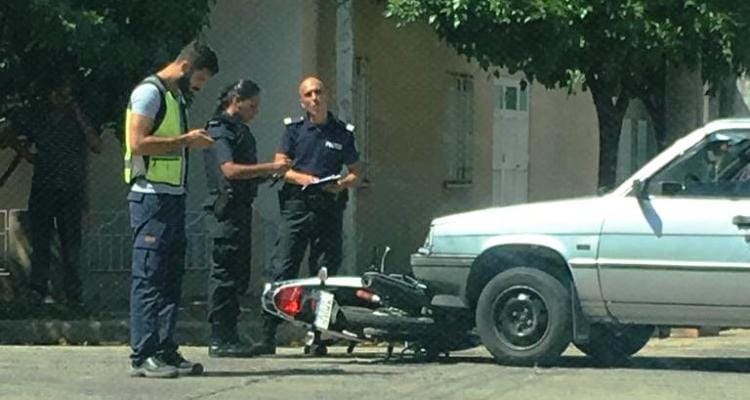 Chocaron una moto y un auto: una mujer y dos chicos trasladados al hospital