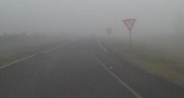 Por la niebla, piden que los vehículos que circulen por los accesos “lo hagan con precaución”