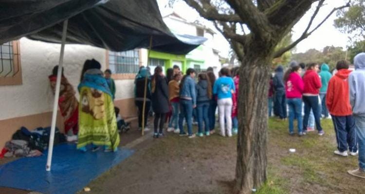 Alumnos reclamaron con frazadas y bajo la lluvia en Santa Lucía