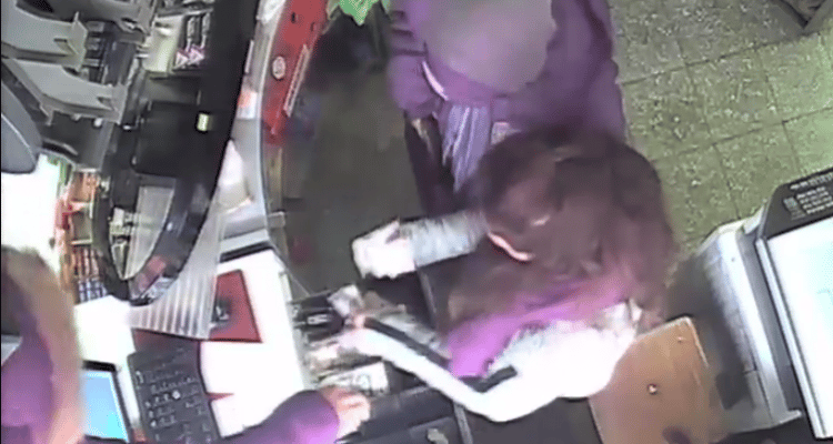 Cámaras de seguridad de un maxikiosco registraron cómo una pareja armada intentó robar dinero y chocolates
