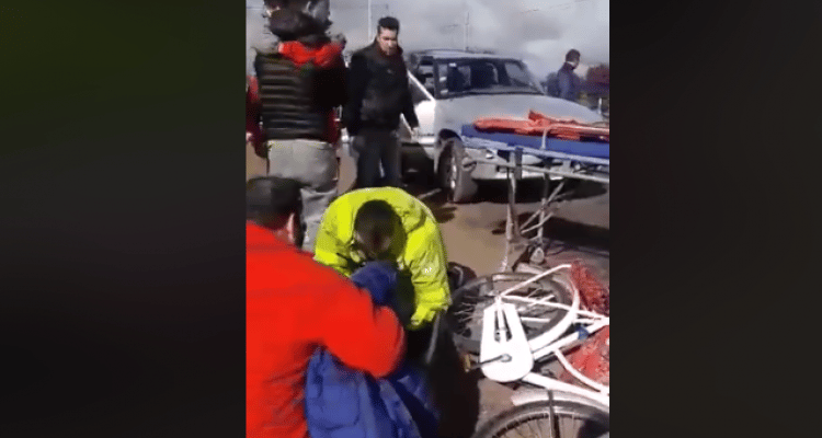 Accidente entre un auto y una bicicleta en Lucio Mansilla: una mujer fue trasladada al hospital