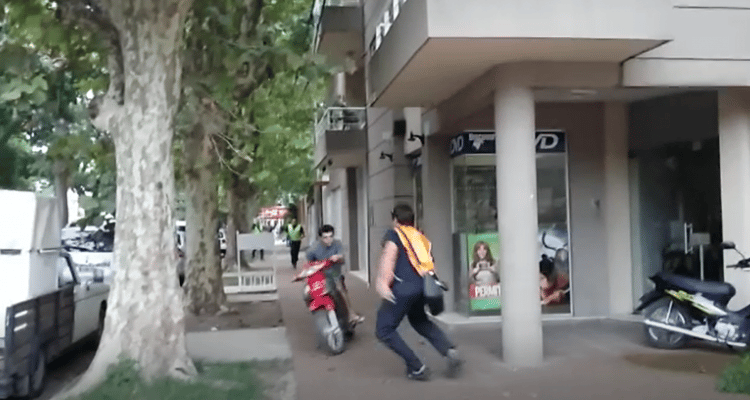 Video: Se fugó de un operativo de tránsito y casi choca a un inspector
