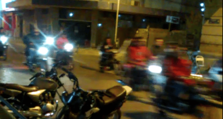 Motociclistas persiguieron y golpearon a un joven en barrio Estrada