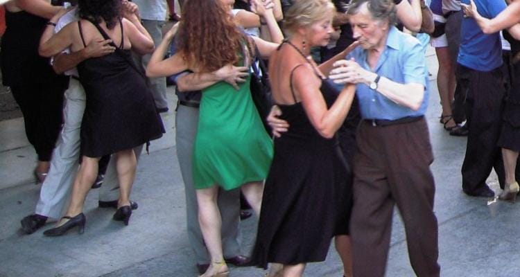 Tango y milonga en la plaza Belgrano