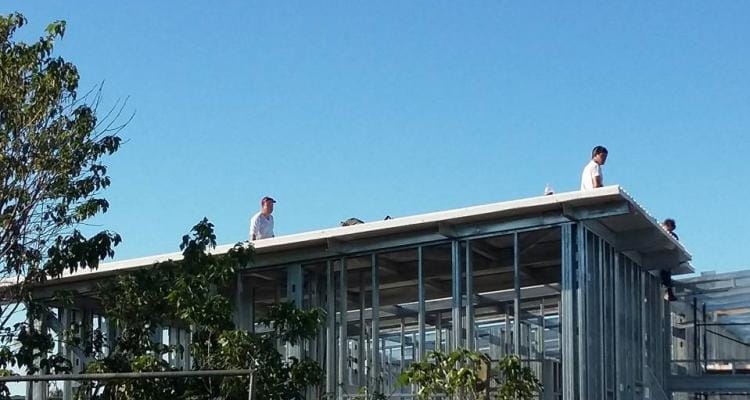 Jardín de Banfield: Comenzaron a techar la estructura