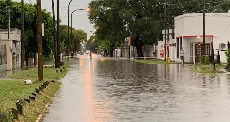 Temporal: evacuados, rutas cortadas y calles inundadas en distintos puntos de la ciudad