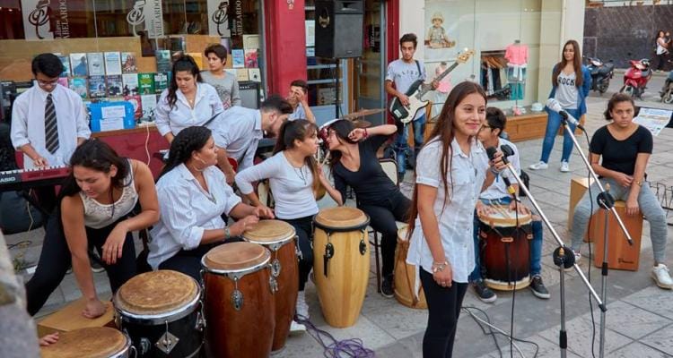 Estudiantes de la secundaria 7, la única con modalidad música, tocan este sábado en el Centro Cultural Abelardo Castillo
