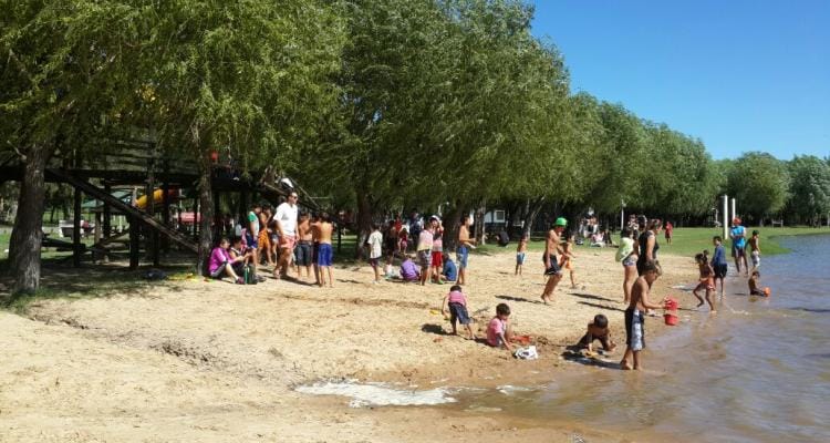 Escuela de verano: 50 chicos de Gobernador Castro disfrutan del río