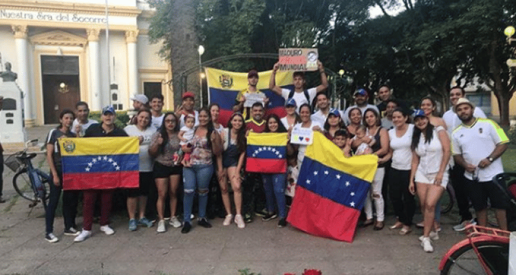 Más de 100 venezolanos que viven en San Pedro siguen de cerca la situación de su país