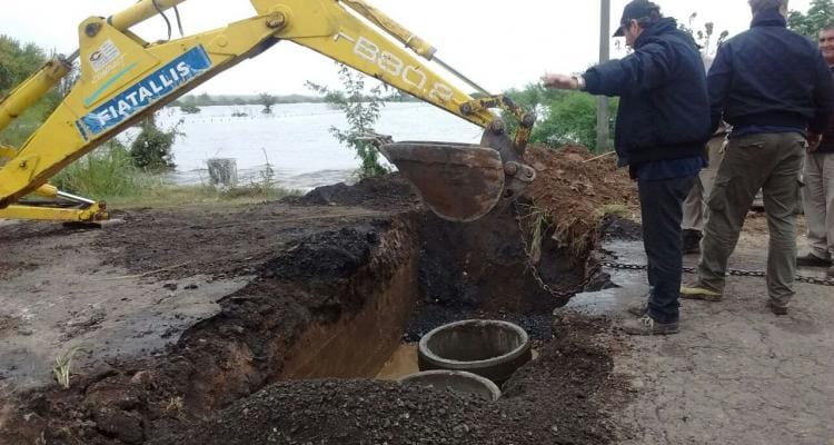 Vuelta de Obligado: Llegaron las máquinas y arreglan el puente roto que había dejado aislado al pueblo