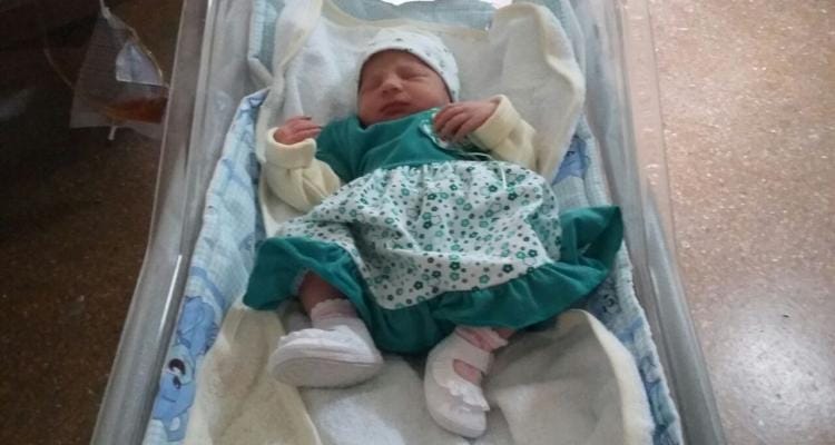 El secretario Privado Jonathan Galván recibió a la primera bebé del año