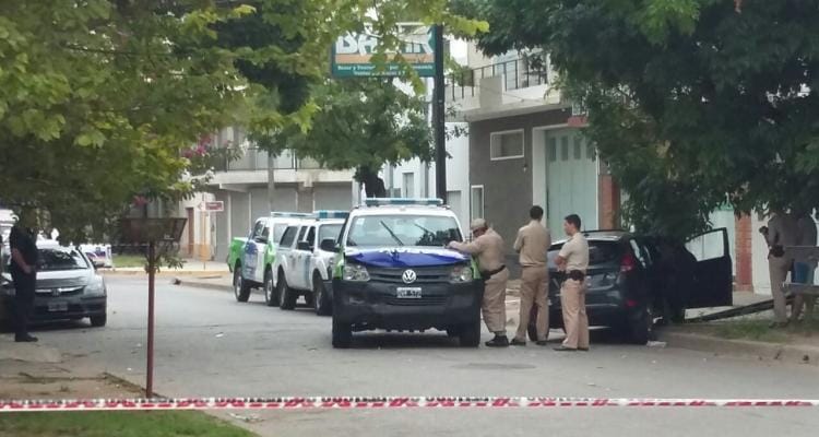 Persecución y choque entre un auto y un patrullero en calle Pellegrini