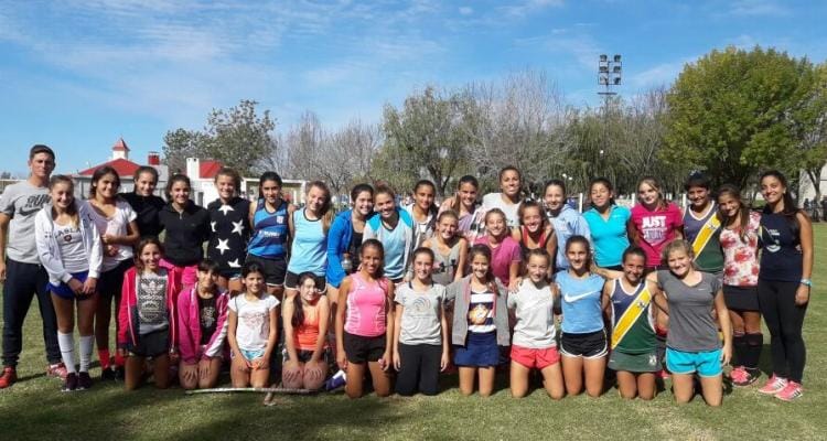 Con entrenadores y tres jugadoras de San Pedro, el combinado U14 de la AHO inició los entrenamientos