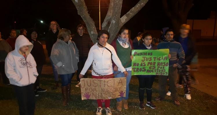 Abuso en Santa Lucía: Vecinos se encadenaron para pedir la detención del maestro acusado