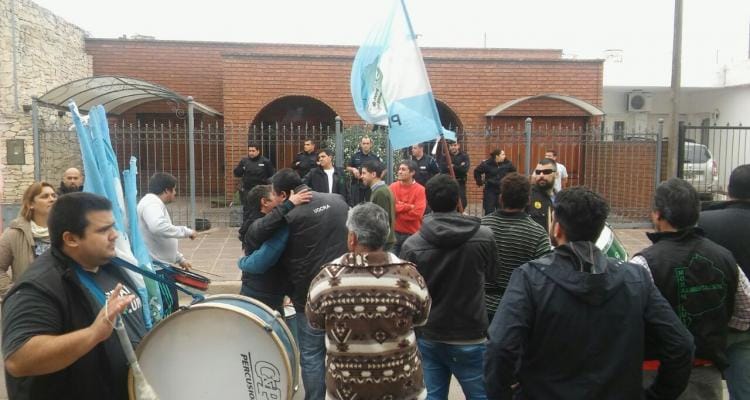 Miguel Benozzi se negó a dialogar y los sindicatos continúan el reclamo frente a su casa