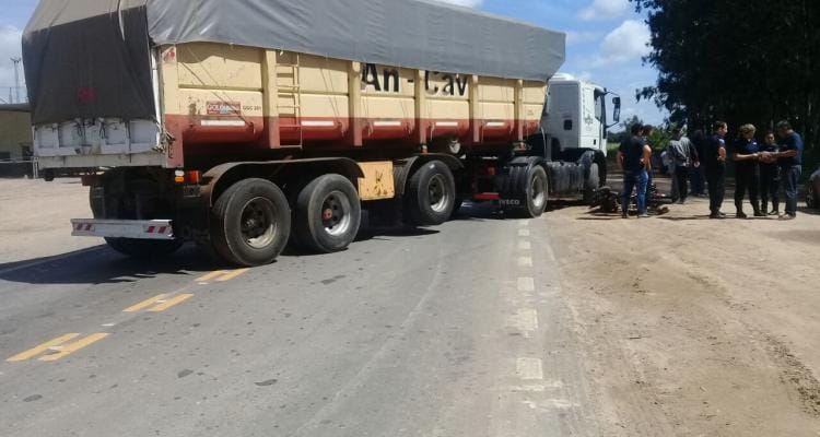 Accidente en Ruta 1001: Una moto embistió un camión y su conductora fue asistida por golpes
