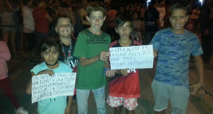 Santa Lucía: Vecinos marcharon “contra el cierre del Bachillerato de Adultos”