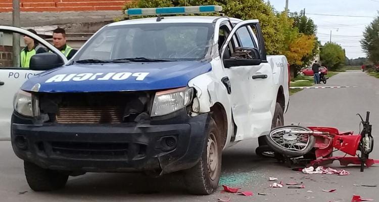 Un motociclista chocó contra un patrullero y terminó en el Hospital