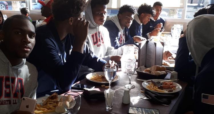La selección U17 de básquet de Estados Unidos almorzó en San Pedro