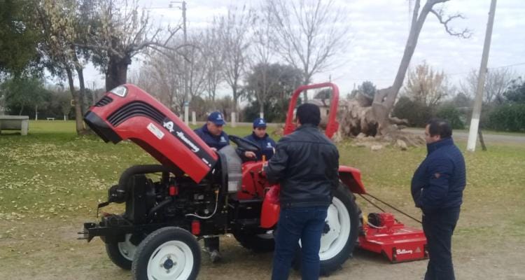 Parques y Jardines: El municipio entregó nuevos tractores y herramientas para la ciudad y localidades