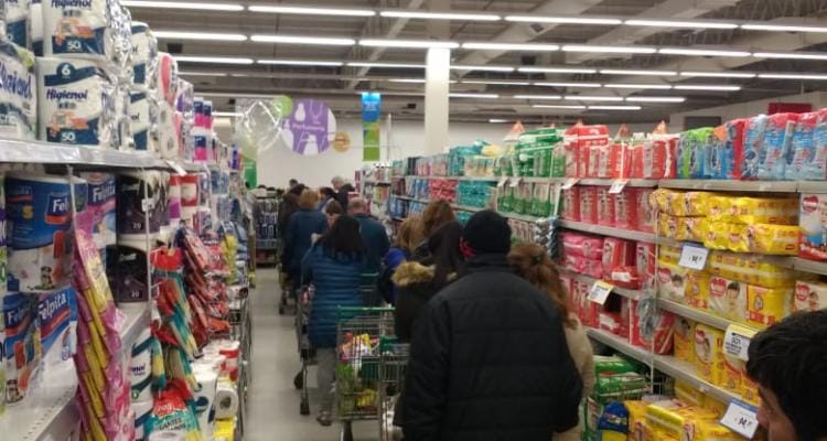 Largas colas en el primer miércoles de descuento del 50% en supermercados con Banco Provincia