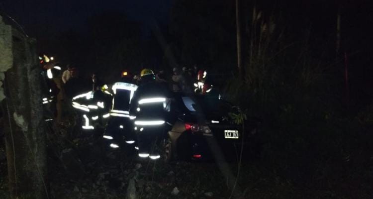Un auto siguió de largo en la “curva de la muerte” y derrumbó un poste de luz