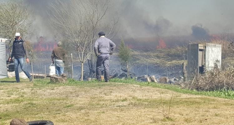Fuego en la isla: Una dotación de Bomberos de San Pedro cruzó el río para controlar el incendio