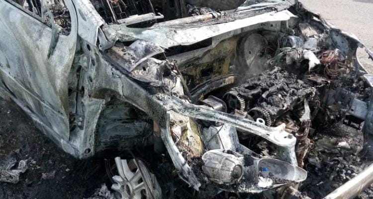 Se incendió un auto que circulaba por el camino a Vuelta de Obligado