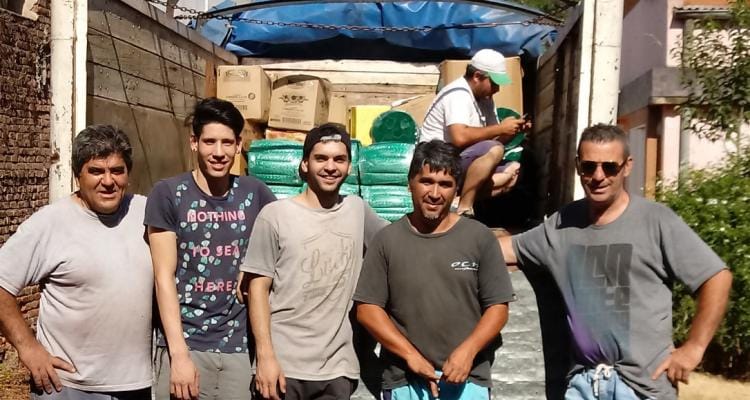 Santa Lucía Ecológica: Alumnos y vecinos construyen ecoladrillos