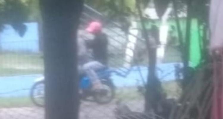 Robaron rejas de la Casa del Niño de El Amanecer y escaparon en moto
