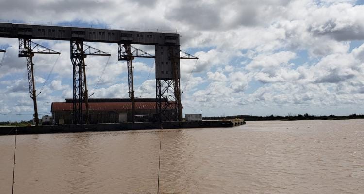 Prefectura rescató a cuatro tripulantes de una embarcación que impactó contra un objeto en el río Paraná