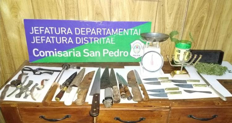 Dos detenidos con cuchillos, marihuana y relojes presuntamente robados