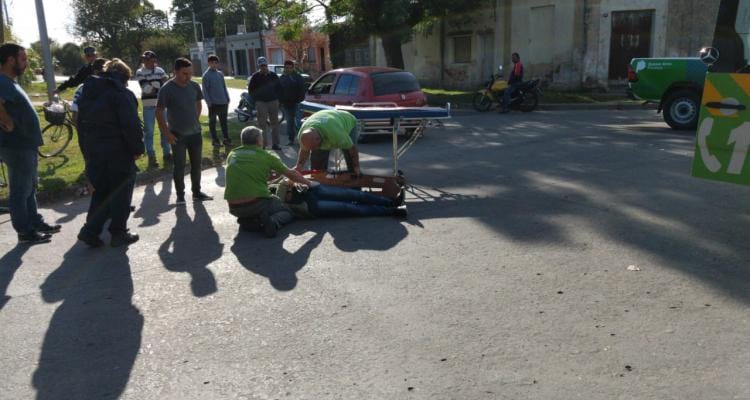 Otro accidente en Las Provincias y Saavedra: Motociclista trasladado al Hospital tras colisionar contra un auto
