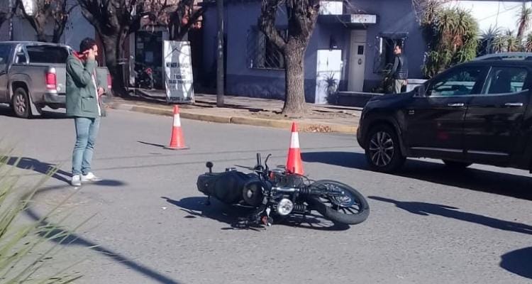 Una Harley Davidson impactó contra un auto en Pellegrini y Colón
