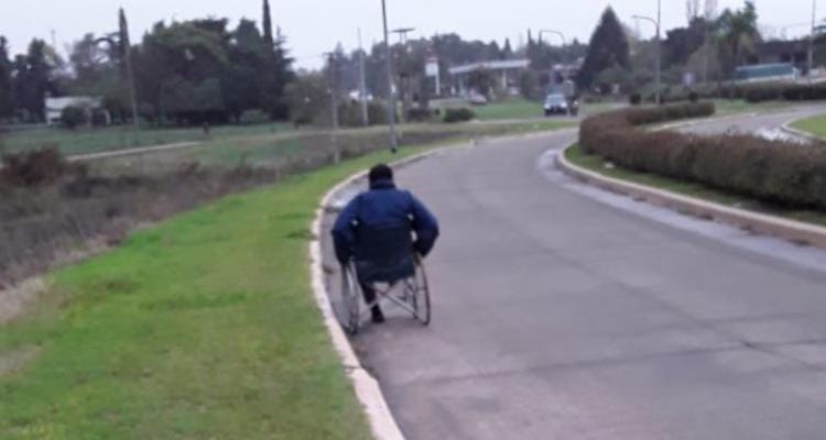 Policía rescató a un abuelo que se escapó en silla de ruedas de un geriátrico