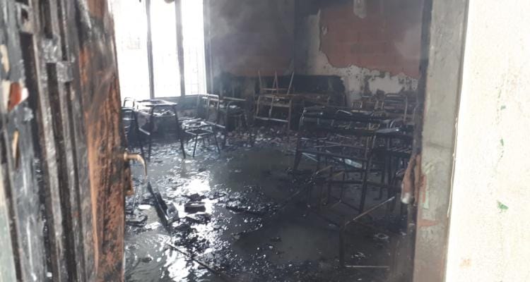 Incendio en la escuela 10: Hay pérdidas totales en un salón y se investiga el origen del siniestro